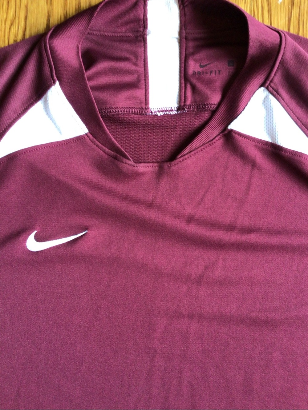 Nike Men's Short Sleeve Dri-FIT Sports Training Performance Tee in Maroon/white